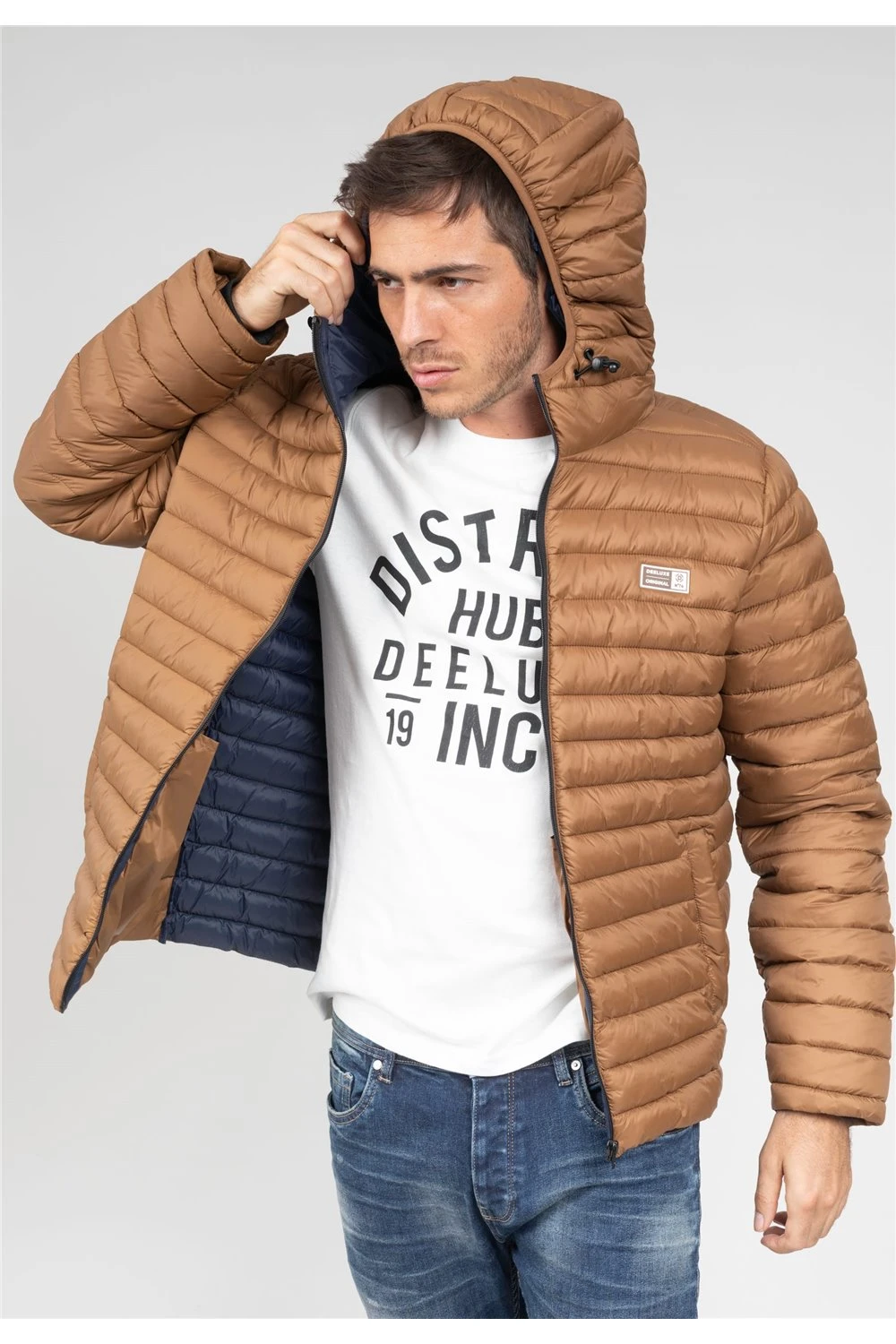 Vestes & Blousons Doudoune Matelassée à Capuche Pour Homme - MITCHUM 01V601M - DEELUXEDoudoune MITCHUM 3 Vestes & Blousons Doudoune Matelassée à Capuche Pour Homme - MITCHUM 01V601M - DEELUXEDoudoune MITCHUM