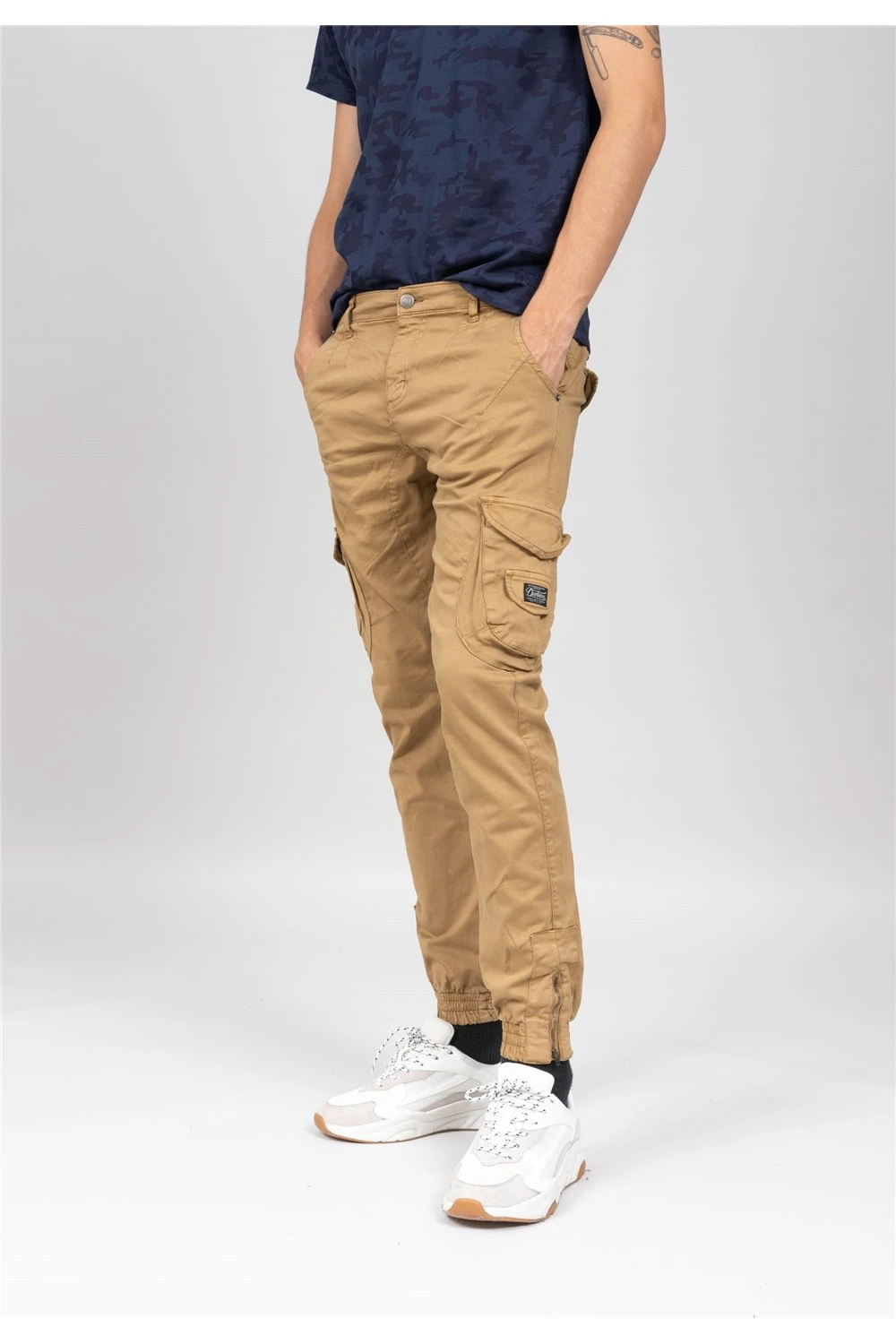 Pantalons Pantalon Cargo à Poches Pour Homme - GARDEN 01V7050M - DEELUXEPantalon GARDEN 4 Pantalons Pantalon Cargo à Poches Pour Homme - GARDEN 01V7050M - DEELUXEPantalon GARDEN – Image 3