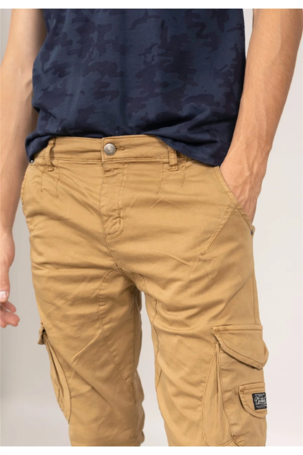 Pantalons Pantalon Cargo à Poches Pour Homme - GARDEN 01V7050M - DEELUXEPantalon GARDEN 7 Pantalons Pantalon Cargo à Poches Pour Homme - GARDEN 01V7050M - DEELUXEPantalon GARDEN – Image 6