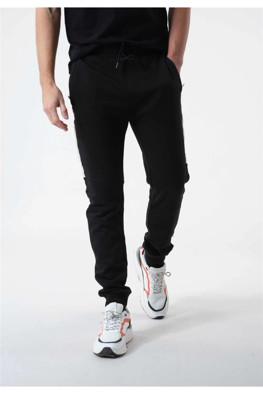 Pantalons Pantalon De Jogging à Bandes SérigraphiéesPantalon JUD 6 Pantalons Pantalon De Jogging à Bandes SérigraphiéesPantalon JUD – Image 4