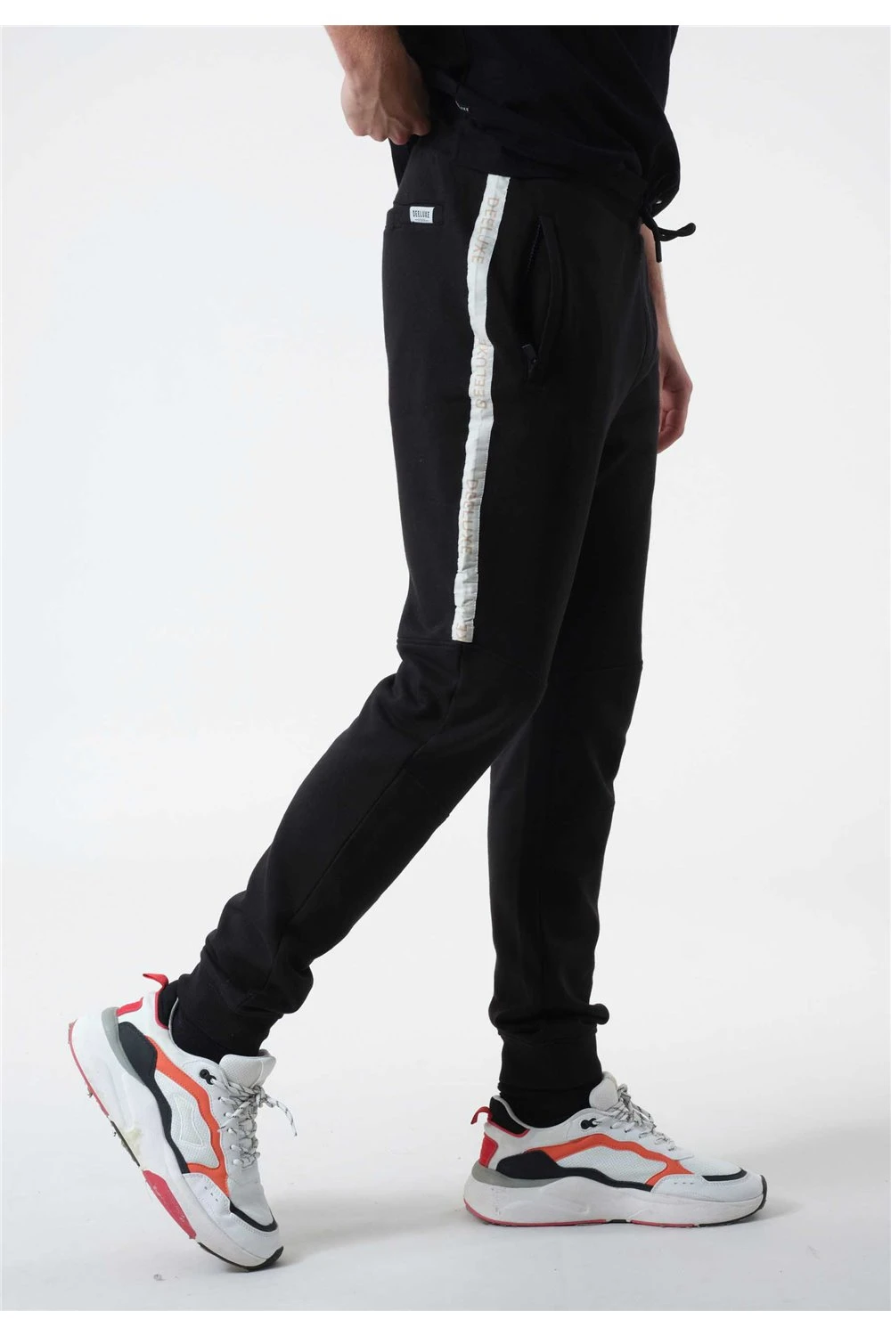 Pantalons Pantalon De Jogging à Bandes SérigraphiéesPantalon JUD 7 Pantalons Pantalon De Jogging à Bandes SérigraphiéesPantalon JUD – Image 5