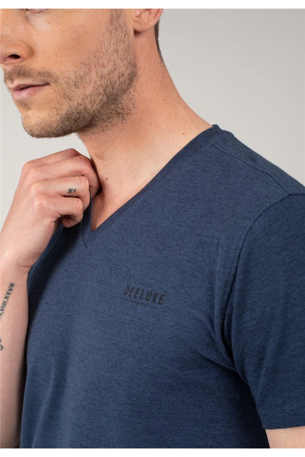 T-shirts T-shirt Col V En Coton Bio Pour Homme - JULIUS 01V104M - DEELUXET-Shirt JULIUS 7 T-shirts T-shirt Col V En Coton Bio Pour Homme - JULIUS 01V104M - DEELUXET-Shirt JULIUS – Image 5