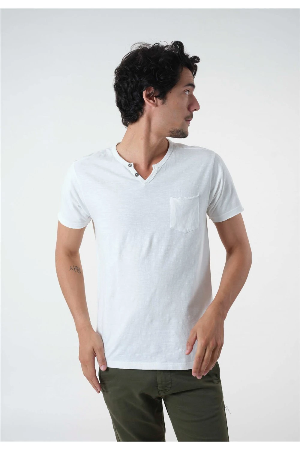 T-shirts Tee-shirt à Motifs Col V Boutons Avec Poche Plaquée T-Shirt LOST 5 T-shirts Tee-shirt à Motifs Col V Boutons Avec Poche Plaquée T-Shirt LOST – Image 3